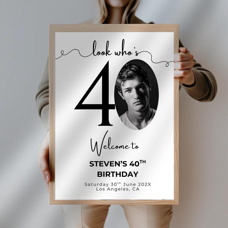 Puede incluir: Un cartel de cumplea&ntilde;os en blanco y negro con el n&uacute;mero 40 y el texto "look who's 40", "Welcome to STEVEN'S 40TH BIRTHDAY", "Saturday 30th June 202X Los Angeles, CA".