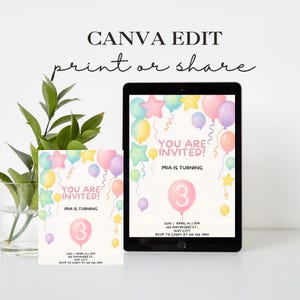 Op de afbeelding: Een digitale verjaardagsuitnodiging op een tablet en een geprinte kaart, met pastelkleurige ballonnen en sterren, de tekst "YOU ARE INVITED! MIA IS TURNING 3" en evenementdetails zoals datum, tijd, locatie en RSVP-informatie.
