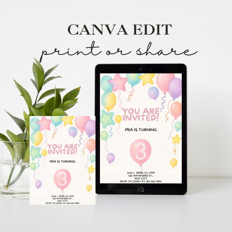 Op de afbeelding: Een digitale verjaardagsuitnodiging op een tablet en een geprinte kaart, met pastelkleurige ballonnen en sterren, de tekst "YOU ARE INVITED! MIA IS TURNING 3" en evenementdetails zoals datum, tijd, locatie en RSVP-informatie.