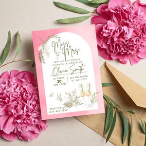 Pu&ograve; includere: Invito rosa per un addio al nubilato con un design floreale e il testo "Miss to Mrs."  Unisciti a noi per l'addio al nubilato in onore di Olivia Smith. 20 ottobre, 15:00-17:00. 123 Anywhere, ST, Any City. RSVP a Elle +123-456-7890.