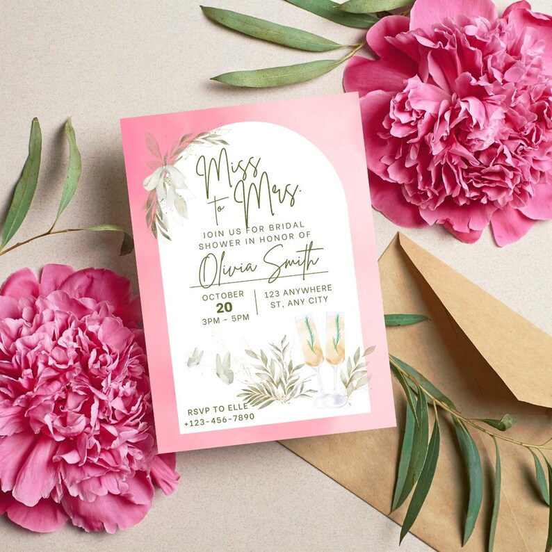 Pu&ograve; includere: Invito rosa per un addio al nubilato con un design floreale e il testo "Miss to Mrs."  Unisciti a noi per l'addio al nubilato in onore di Olivia Smith. 20 ottobre, 15:00-17:00. 123 Anywhere, ST, Any City. RSVP a Elle +123-456-7890.