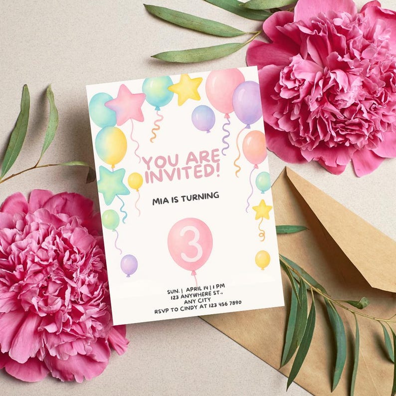 Op de afbeelding: Een rechthoekige verjaardagsuitnodiging met pastelkleurige ballonnen en sterren. De tekst luidt: YOU ARE INVITED! MIA IS TURNING 3. SUN. | APRIL 14 | 1 PM 123 ANYWHERE ST., ANY CITY RSVP TO CINDY AT 123 456 7890. Het ontwerp is wit van kleur.