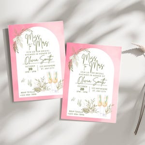 Pu&ograve; includere: Invito a doccia nuziale rosa con testo dorato che recita "Miss to Mrs." e presenta un motivo floreale con bicchieri di champagne. L'invito include il nome della sposa, la data e l'ora della doccia e la posizione.
