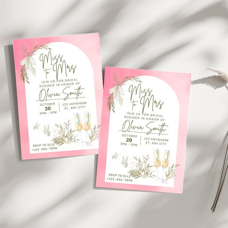 Pu&ograve; includere: Invito a doccia nuziale rosa con testo dorato che recita "Miss to Mrs." e presenta un motivo floreale con bicchieri di champagne. L'invito include il nome della sposa, la data e l'ora della doccia e la posizione.