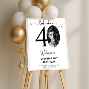 Puede incluir: Un cartel de bienvenida en blanco y negro para una fiesta de cumplea&ntilde;os n&uacute;mero 40. El cartel dice "look who's 40" con una foto de la persona que cumple a&ntilde;os. El cartel tambi&eacute;n incluye el texto "Welcome to Steven's 40th Birthday, Saturday 30th June 202X, Los Angeles, CA."