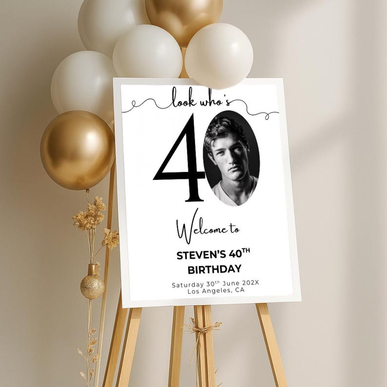 Puede incluir: Un cartel de bienvenida en blanco y negro para una fiesta de cumplea&ntilde;os n&uacute;mero 40. El cartel dice "look who's 40" con una foto de la persona que cumple a&ntilde;os. El cartel tambi&eacute;n incluye el texto "Welcome to Steven's 40th Birthday, Saturday 30th June 202X, Los Angeles, CA."