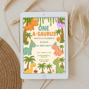 Pode incluir: Um convite digital para uma festa de primeiro anivers&aacute;rio com tema de dinossauros. O convite apresenta uma ilustra&ccedil;&atilde;o colorida de dinossauros em um ambiente de selva com o texto "One A-saurus" e "Join us to celebrate Alan's 1st Birthday".