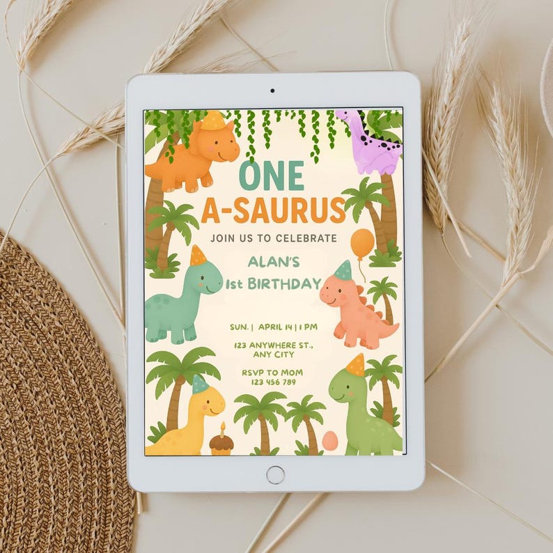 Pode incluir: Um convite digital para uma festa de primeiro anivers&aacute;rio com tema de dinossauros. O convite apresenta uma ilustra&ccedil;&atilde;o colorida de dinossauros em um ambiente de selva com o texto "One A-saurus" e "Join us to celebrate Alan's 1st Birthday".