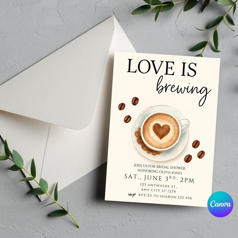 Pu&ograve; includere: Un biglietto bianco con il testo "LOVE IS brewing" in lettere nere. Il biglietto presenta un'illustrazione ad acquerello di una tazza di caff&egrave; con un disegno a forma di cuore nella schiuma. Il testo "JOIN US FOR BRIDAL SHOWER HONORING OLIVIA JONES SAT. JUNE 3RD. 2PM 123 ANYWHERE ST. ANY CITY ST 1234 BY5/23 TO SHARON 123 456" &egrave; stampato in nero nella parte inferiore del biglietto.
