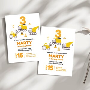 Peut inclure: Une invitation de f&ecirc;te d'anniversaire sur le th&egrave;me de la construction jaune et blanche pour un gar&ccedil;on qui f&ecirc;te ses trois ans. L'invitation pr&eacute;sente une illustration de v&eacute;hicules de chantier et le texte "Une f&ecirc;te est en construction Marty a trois ans ! Rejoignez l'&eacute;quipe pour la f&ecirc;te d'anniversaire le 15 mai &agrave; 17h00 123 anywhere st. any city, st 12345"