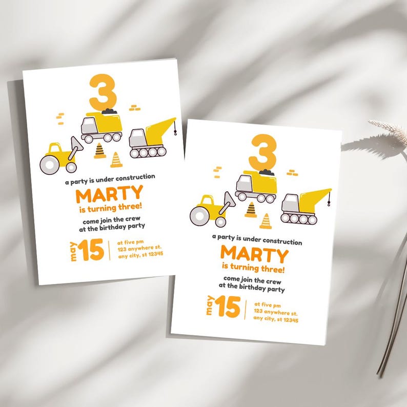 Peut inclure: Une invitation de f&ecirc;te d'anniversaire sur le th&egrave;me de la construction jaune et blanche pour un gar&ccedil;on qui f&ecirc;te ses trois ans. L'invitation pr&eacute;sente une illustration de v&eacute;hicules de chantier et le texte "Une f&ecirc;te est en construction Marty a trois ans ! Rejoignez l'&eacute;quipe pour la f&ecirc;te d'anniversaire le 15 mai &agrave; 17h00 123 anywhere st. any city, st 12345"