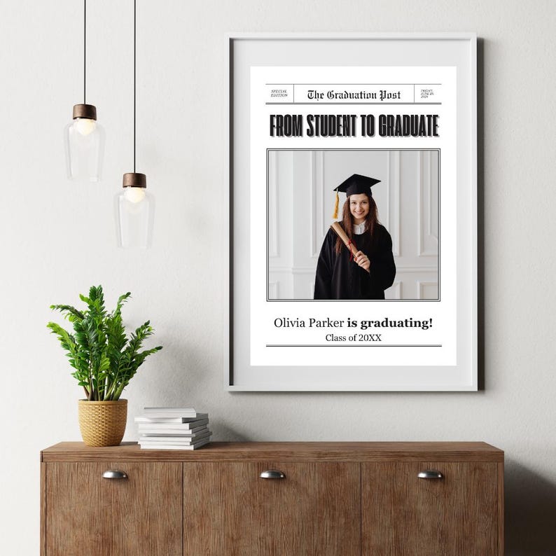 Peut inclure: Une annonce de graduation de style journal en noir et blanc avec une photo d'une personne portant une toque et une robe de graduation tenant un dipl&ocirc;me. Le titre principal est "The Graduation Post" et "From Student to Graduate". Le texte sous la photo indique "Olivia Parker is graduating! Class of 20XX".