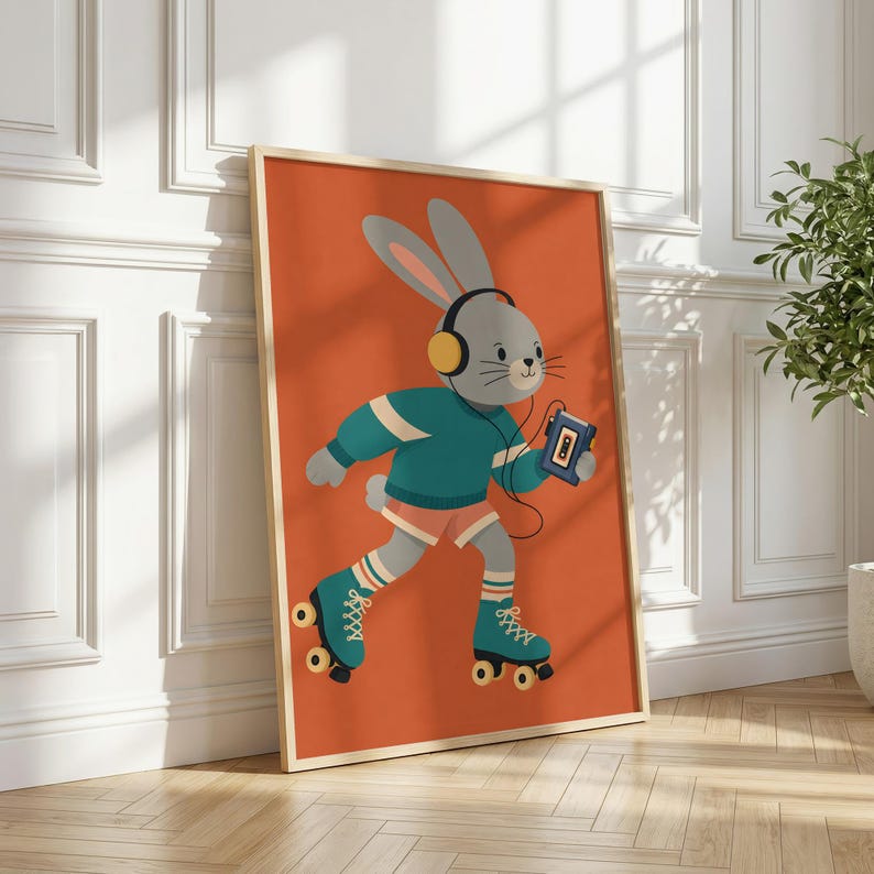 Peut inclure: Une affiche encadr&eacute;e repr&eacute;sentant un lapin gris portant un casque audio, un pull bleu sarcelle et un short rose en faisant du patin &agrave; roulettes. Le lapin tient un lecteur de cassette bleu reli&eacute; au casque sur un fond orange uni.