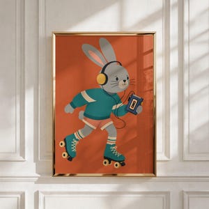 Peut inclure: Une impression d'art encadr&eacute;e repr&eacute;sentant un lapin gris portant un casque jaune et un pull bleu sarcelle, patinant sur des patins &agrave; roulettes bleu sarcelle tout en tenant un lecteur de cassette portable. Le fond est d'une couleur orange br&ucirc;l&eacute;.