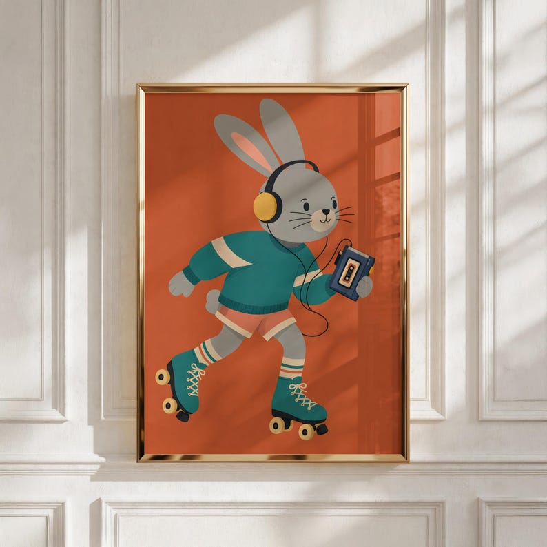 Peut inclure: Une impression d'art encadr&eacute;e repr&eacute;sentant un lapin gris portant un casque jaune et un pull bleu sarcelle, patinant sur des patins &agrave; roulettes bleu sarcelle tout en tenant un lecteur de cassette portable. Le fond est d'une couleur orange br&ucirc;l&eacute;.