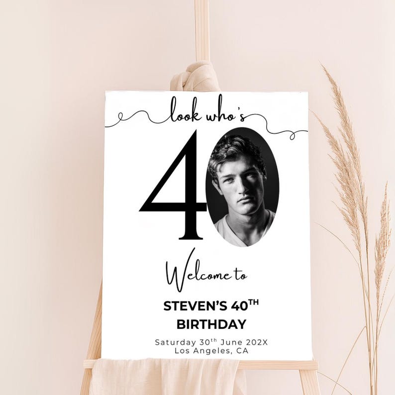 Puede incluir: Un cartel de fiesta de cumplea&ntilde;os en blanco y negro con el n&uacute;mero 40 y una foto de una persona. El cartel dice "Mira qui&eacute;n tiene 40 a&ntilde;os" y "Bienvenido al 40&ordm; cumplea&ntilde;os de Steven". La fecha y la ubicaci&oacute;n tambi&eacute;n est&aacute;n incluidas: "S&aacute;bado 30 de junio de 202X, Los &Aacute;ngeles, California".