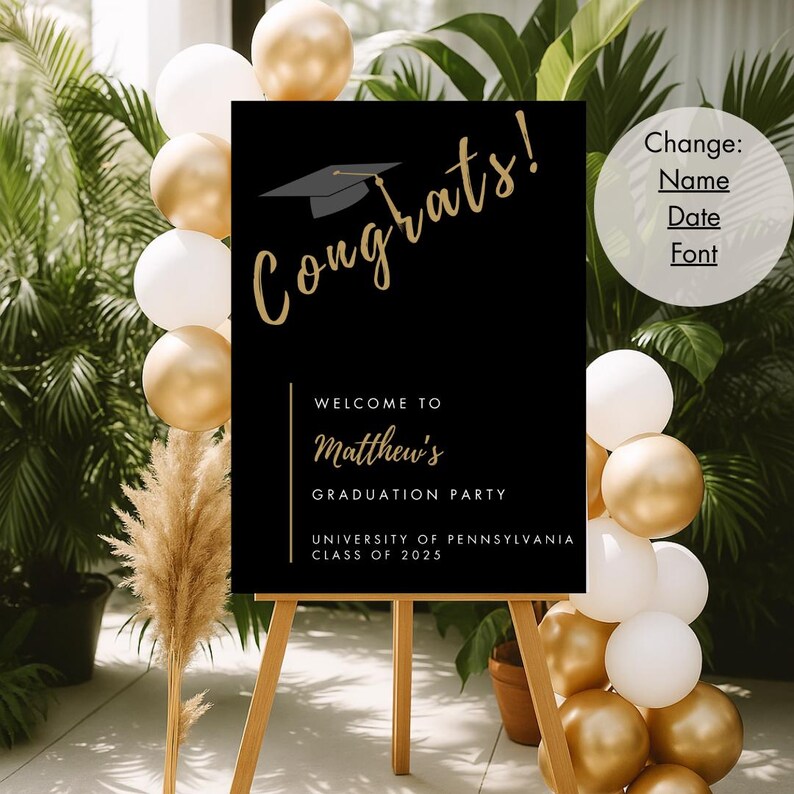 K&ouml;nnte beinhalten: Schwarzes Abitur-Partyschild mit goldenen Buchstaben, auf dem "Herzlichen Gl&uuml;ckwunsch!" und "Willkommen zur Abschlussparty von Matthew, University of Pennsylvania, Klasse 2025" steht.