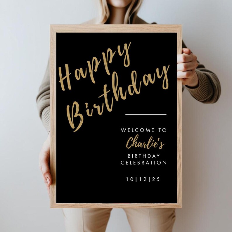 Op de afbeelding: Een zwart en gouden verjaardagsbord met de tekst "Happy Birthday" in gouden handschrift. Het bord bevat ook de tekst "Welcome to Charlie's Birthday Celebration 10|12|25".