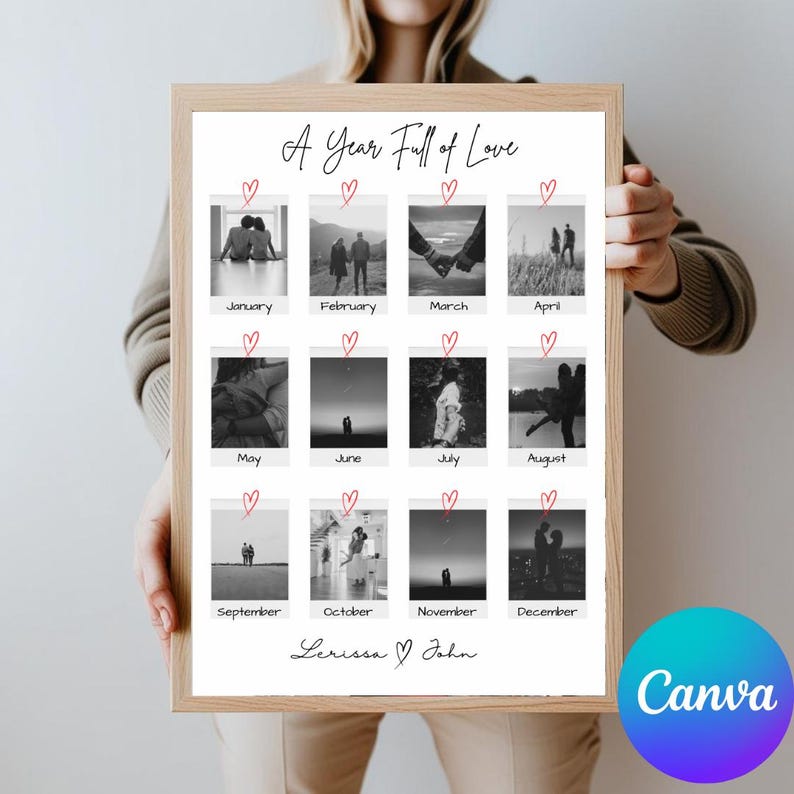 Pode incluir: Uma colagem de fotos em preto e branco intitulada "A Year Full of Love" com 12 quadrados de fotos mensais com um casal. A colagem &eacute; emoldurada em uma moldura de madeira clara e tem os nomes "Lerissa & John" na parte inferior.