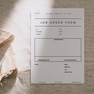 K&ouml;nnte beinhalten: Ein schwarz-wei&szlig;es Auftragsformular mit dem Titel "JOB ORDER FORM" und dem Firmennamen "JOHN SMITH'S CO.". Das Formular enth&auml;lt Felder f&uuml;r Kundeninformationen, Auftragsbeschreibung, Unterschrift des Ingenieurs, Unterschrift des Kunden und Preisangaben.