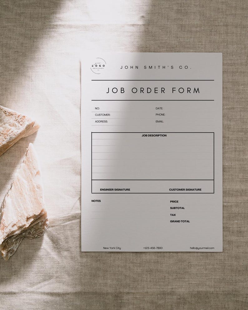 K&ouml;nnte beinhalten: Ein schwarz-wei&szlig;es Auftragsformular mit dem Titel "JOB ORDER FORM" und dem Firmennamen "JOHN SMITH'S CO.". Das Formular enth&auml;lt Felder f&uuml;r Kundeninformationen, Auftragsbeschreibung, Unterschrift des Ingenieurs, Unterschrift des Kunden und Preisangaben.