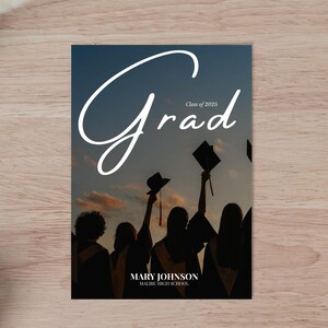 Pode incluir: Um cart&atilde;o de an&uacute;ncio de gradua&ccedil;&atilde;o com uma silhueta de um grupo de estudantes lan&ccedil;ando seus chap&eacute;us no ar ao p&ocirc;r do sol. O texto no cart&atilde;o diz "Grad Class of 2025" e "MARY JOHNSON MALIBU HIGH SCHOOL".