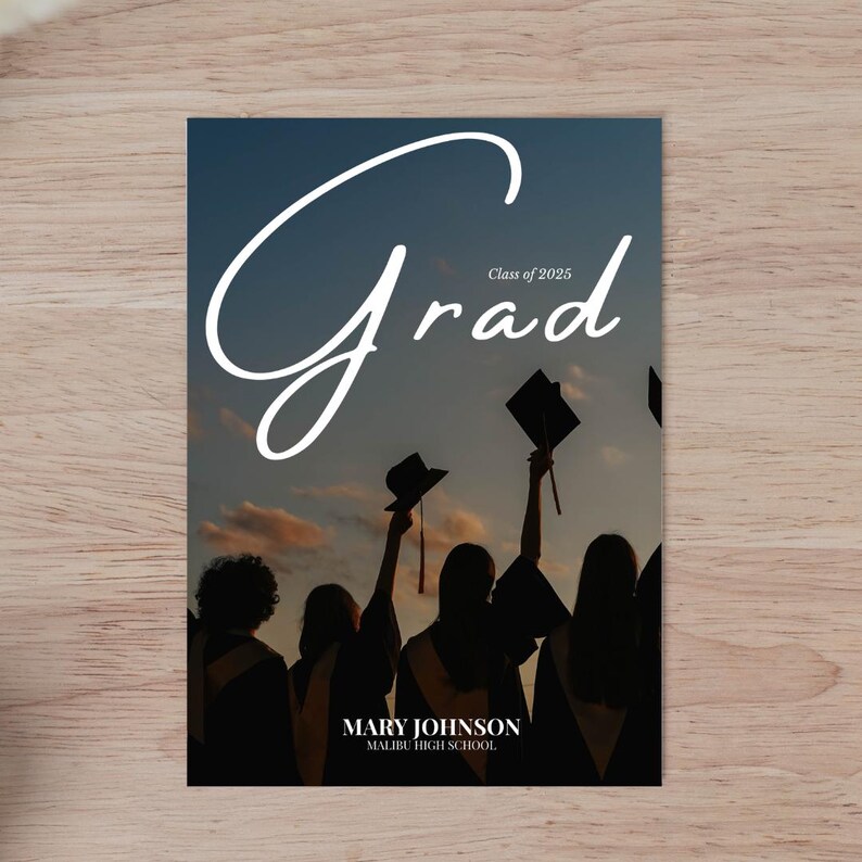 Pode incluir: Um cart&atilde;o de an&uacute;ncio de gradua&ccedil;&atilde;o com uma silhueta de um grupo de estudantes lan&ccedil;ando seus chap&eacute;us no ar ao p&ocirc;r do sol. O texto no cart&atilde;o diz "Grad Class of 2025" e "MARY JOHNSON MALIBU HIGH SCHOOL".