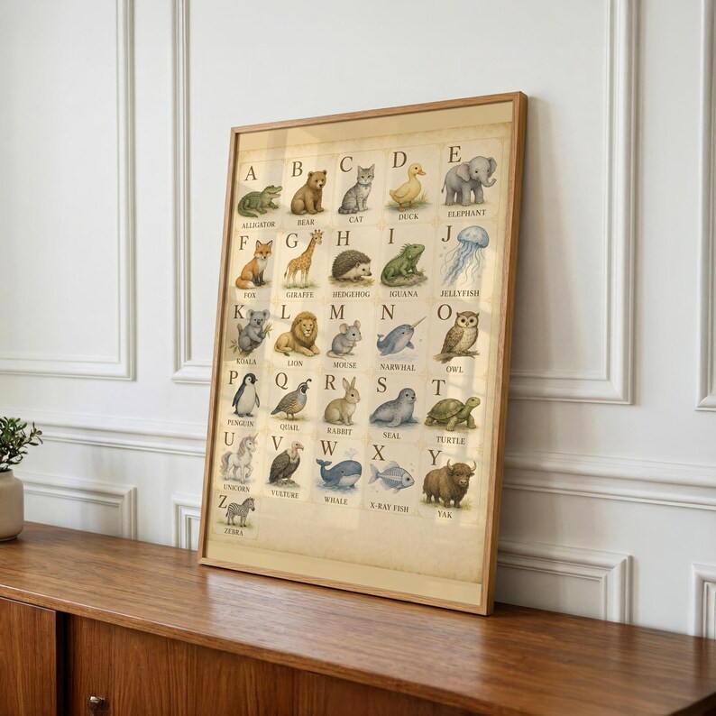 Puede incluir: Un p&oacute;ster de pared rectangular en un marco de madera clara que presenta un abecedario. Cada letra de la A a la Z se combina con una ilustraci&oacute;n de estilo acuarela de un animal, como un caim&aacute;n, oso, gato, pato, elefante y otros, sobre un fondo beige.