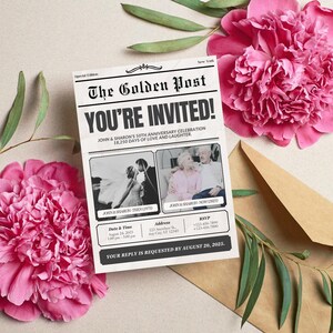Peut inclure: Une invitation de style journal noir et blanc pour une c&eacute;l&eacute;bration de 50e anniversaire. L'invitation pr&eacute;sente deux photos d'un couple, l'une de leur jour de mariage et l'autre de nos jours. Le texte indique "The Golden Post" et "You're Invited!" avec les noms du couple et la date et l'heure de l'&eacute;v&eacute;nement. L'invitation comprend &eacute;galement une adresse et un num&eacute;ro de t&eacute;l&eacute;phone RSVP.