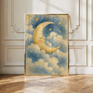 Pu&ograve; includere: Una stampa artistica da parete verticale incorniciata raffigurante una luna crescente gialla con un volto dagli occhi chiusi, che riposa tra soffici nuvole bianche su un cielo notturno blu pieno di stelle gialle sparse, in una sottile cornice dorata.