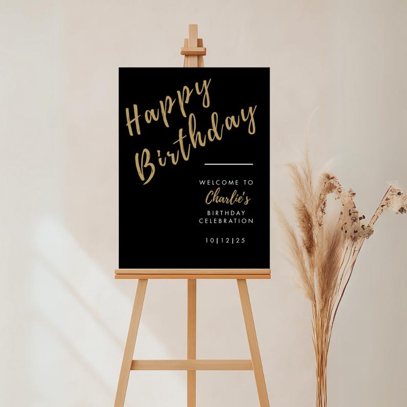 Op de afbeelding: Een zwart en gouden verjaardagsbord met de tekst "Happy Birthday" en "Welcome to Charlie's Birthday Celebration 10|12|25".