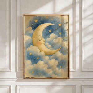 Pu&ograve; includere: Una stampa artistica da parete incorniciata raffigurante un'illustrazione ad acquerello di una luna crescente sorridente dai toni giallo tenue, immersa tra soffici nuvole bianche e blu. Il cielo notturno &egrave; pieno di piccole stelle gialle.