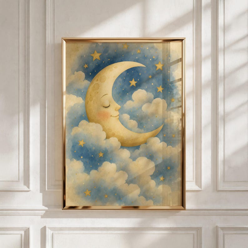 Pu&ograve; includere: Una stampa artistica da parete incorniciata raffigurante un'illustrazione ad acquerello di una luna crescente sorridente dai toni giallo tenue, immersa tra soffici nuvole bianche e blu. Il cielo notturno &egrave; pieno di piccole stelle gialle.