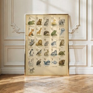Puede incluir: Un p&oacute;ster educativo rectangular que presenta un abecedario con ilustraciones de animales para cada letra de la A a la Z. La l&aacute;mina tiene un fondo beige de estilo vintage con letras may&uacute;sculas negras y los nombres de los animales debajo.