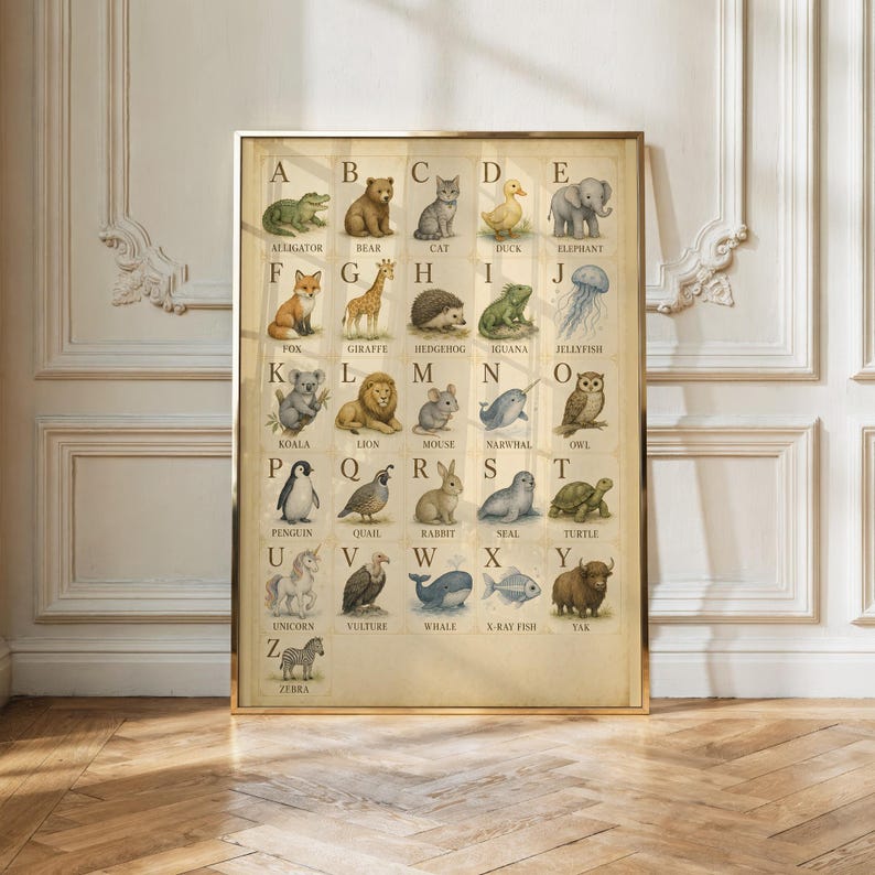 Puede incluir: Un p&oacute;ster educativo rectangular que presenta un abecedario con ilustraciones de animales para cada letra de la A a la Z. La l&aacute;mina tiene un fondo beige de estilo vintage con letras may&uacute;sculas negras y los nombres de los animales debajo.