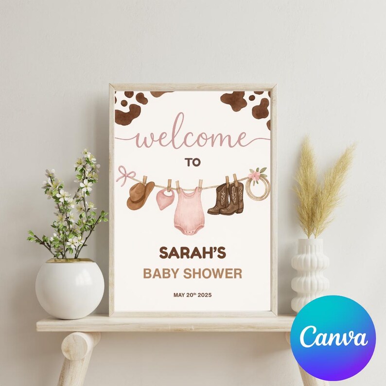 Może przedstawiać: Witamy na Baby Shower Sarah z r&oacute;żowo-brązowym tłem w krowie cętki. Na plakacie znajduje się sznurek do suszenia z kowbojskim kapeluszem, śliniakiem, r&oacute;żową dziecięcą koszulką i dwiema parami brązowych kowbojskich but&oacute;w.