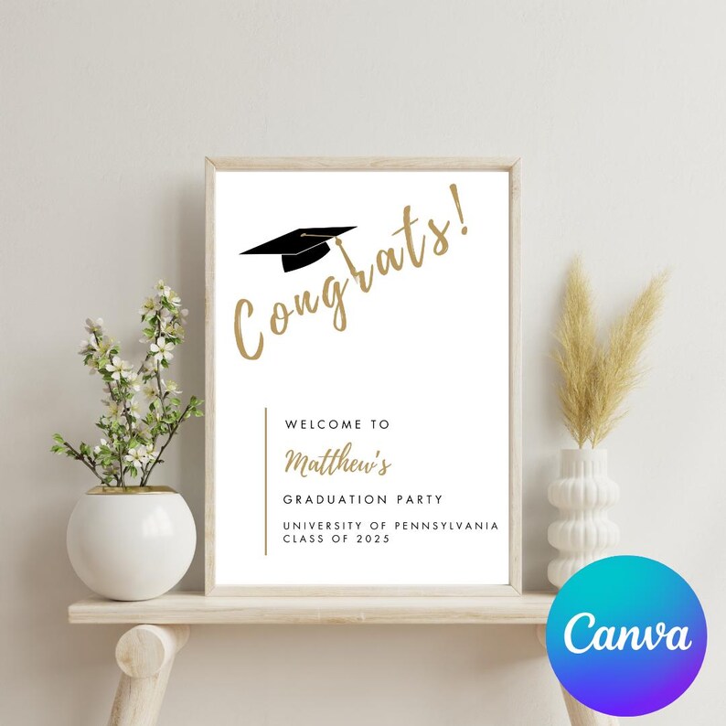 K&ouml;nnte beinhalten: Ein wei&szlig;es Schild mit einer goldenen Abschluss-Kappe und dem Text "Congrats!" in goldener Schrift. Das Schild zeigt auch "Willkommen zur Abschlussfeier von Matthew, University of Pennsylvania, Klasse von 2025".