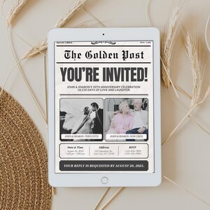 Peut inclure: Une invitation de style journal vintage pour une c&eacute;l&eacute;bration de 50e anniversaire. L'invitation pr&eacute;sente deux photos en noir et blanc d'un couple, l'une de leur jour de mariage et l'autre du pr&eacute;sent. Le texte indique "The Golden Post" et "You're Invited!" avec les noms du couple, la date, l'heure, l'adresse et les informations RSVP.