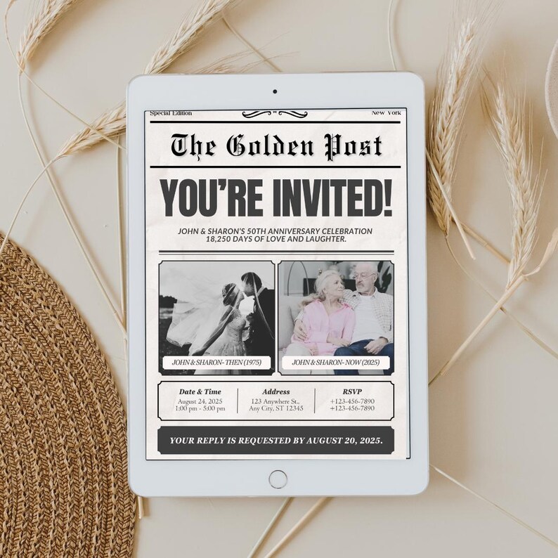Peut inclure: Une invitation de style journal vintage pour une c&eacute;l&eacute;bration de 50e anniversaire. L'invitation pr&eacute;sente deux photos en noir et blanc d'un couple, l'une de leur jour de mariage et l'autre du pr&eacute;sent. Le texte indique "The Golden Post" et "You're Invited!" avec les noms du couple, la date, l'heure, l'adresse et les informations RSVP.