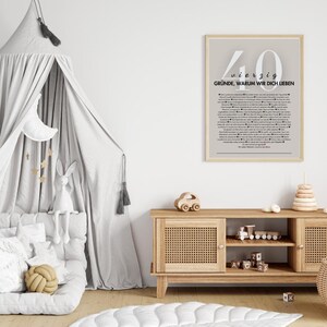 Puede incluir: Un cartel enmarcado con el n&uacute;mero "40" y el texto alem&aacute;n "Vierzig Gr&uuml;nde, warum wir dich lieben" (Cuarenta razones por las que te amamos). El cartel se exhibe en una habitaci&oacute;n clara con un mueble de madera y juguetes.