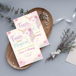 Puede incluir: Invitaci&oacute;n rosa y morada con una ilustraci&oacute;n de unicornio. El texto dice "Four ever Magical" y "Please join us to celebrate Sarah's 4th Birthday".