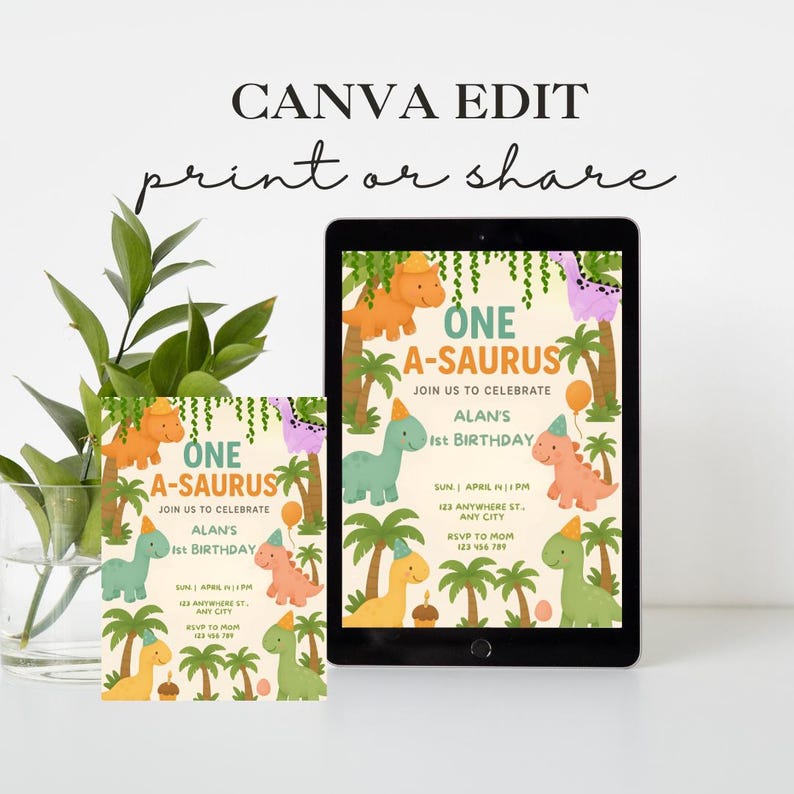 Pode incluir: Convite imprim&iacute;vel para uma festa de primeiro anivers&aacute;rio com tema de dinossauros. O convite apresenta um dinossauro verde, laranja e amarelo com o texto "One A-saurus" e "Join us to celebrate Alan's 1st Birthday".