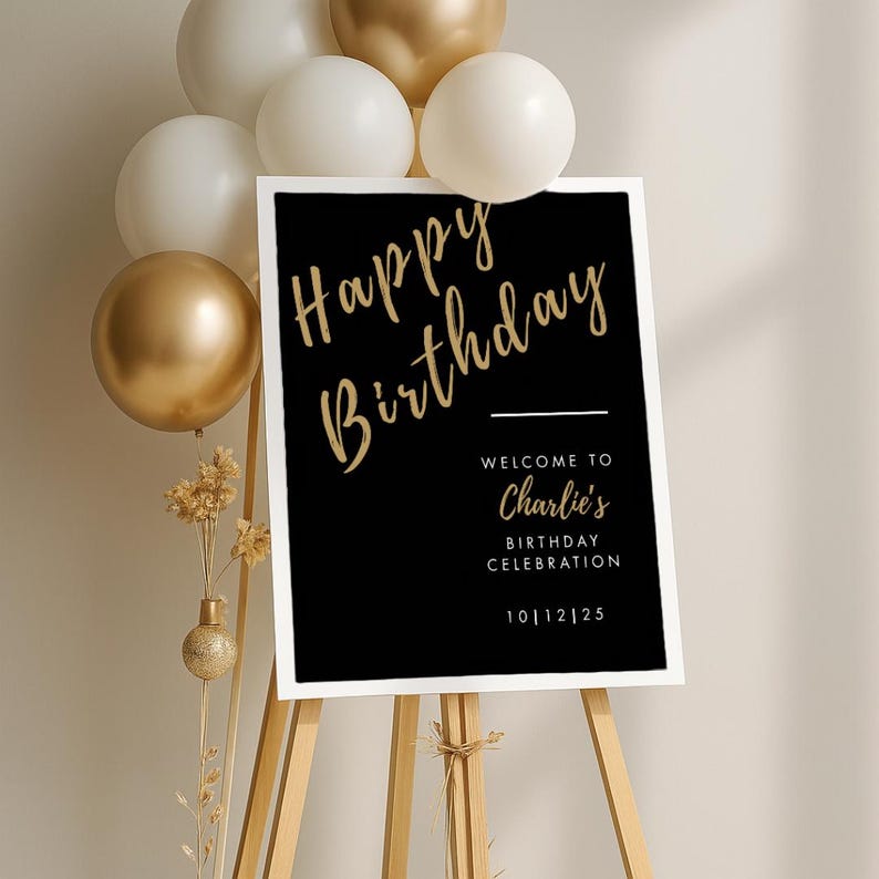 Op de afbeelding: Een zwart-wit welkomstsbord met gouden letters. Het bord staat er: "Happy Birthday" en "Welcome to Charlie's Birthday Celebration 10|12|25".