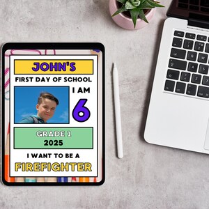 Puede incluir: Una tableta digital que muestra un cartel del primer d&iacute;a de escuela con una foto de un ni&ntilde;o. El cartel dice "John's First Day of School, I am 6, Grade 1, 2025, I want to be a Firefighter".