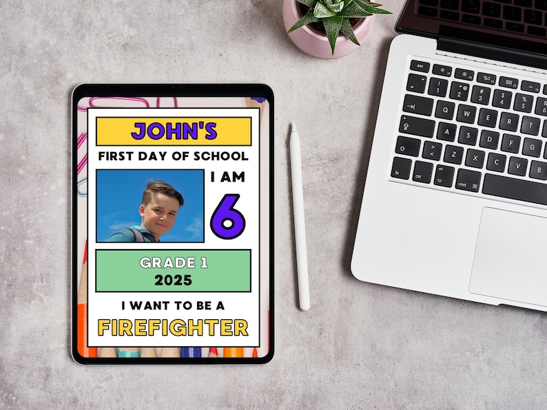 Puede incluir: Una tableta digital que muestra un cartel del primer d&iacute;a de escuela con una foto de un ni&ntilde;o. El cartel dice "John's First Day of School, I am 6, Grade 1, 2025, I want to be a Firefighter".