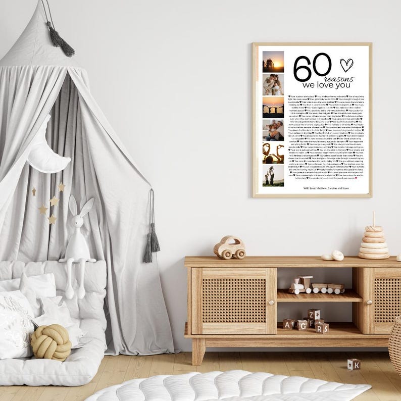 Puede incluir: Una impresi&oacute;n enmarcada con fondo blanco y texto negro. El texto dice "60 razones por las que te queremos". La impresi&oacute;n presenta un collage de fotos de una pareja en varios lugares. La impresi&oacute;n est&aacute; en una pared blanca en una habitaci&oacute;n con una cama con dosel blanco y una c&oacute;moda de madera.