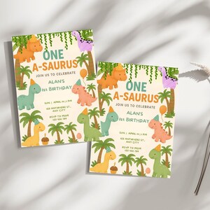 Pode incluir: Dois convites de anivers&aacute;rio imprim&iacute;veis com tema de dinossauros com um esquema de cores verde, amarelo e laranja. Os convites dizem "One A-saurus" e "Junte-se a n&oacute;s para celebrar o 1&ordm; anivers&aacute;rio de Alan".