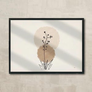 Puede incluir: Lámina artística enmarcada con una ilustración botánica minimalista. La obra representa un fino tallo marrón con finos detalles florales negros, sobre dos fondos beige circulares y suaves. Hierba negra rodea la base del tallo.