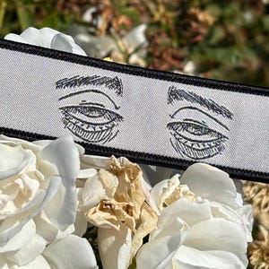 Sleepy Eyes - sleutelhanger met geweven patch