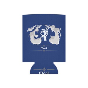 Könnte beinhalten: Blaue und weiße Getränkedose mit einer stilisierten Faust, die aus Wolken aufsteigt, und dem Wort "Monk" darunter. Das Wort "Monk" ist auch auf der Unterseite der Dose aufgedruckt.